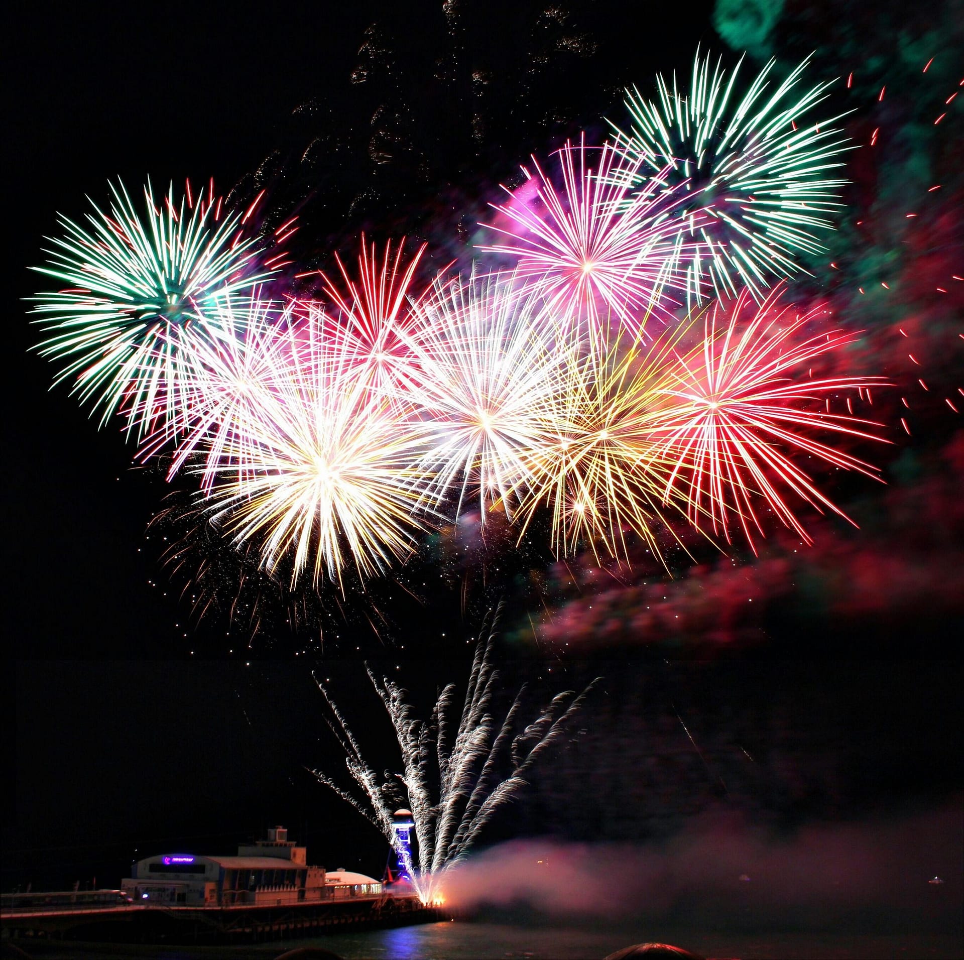 Photo de Anna-Louise: https://www.pexels.com/fr-fr/photo/photo-de-feux-d-artifice-1387577/